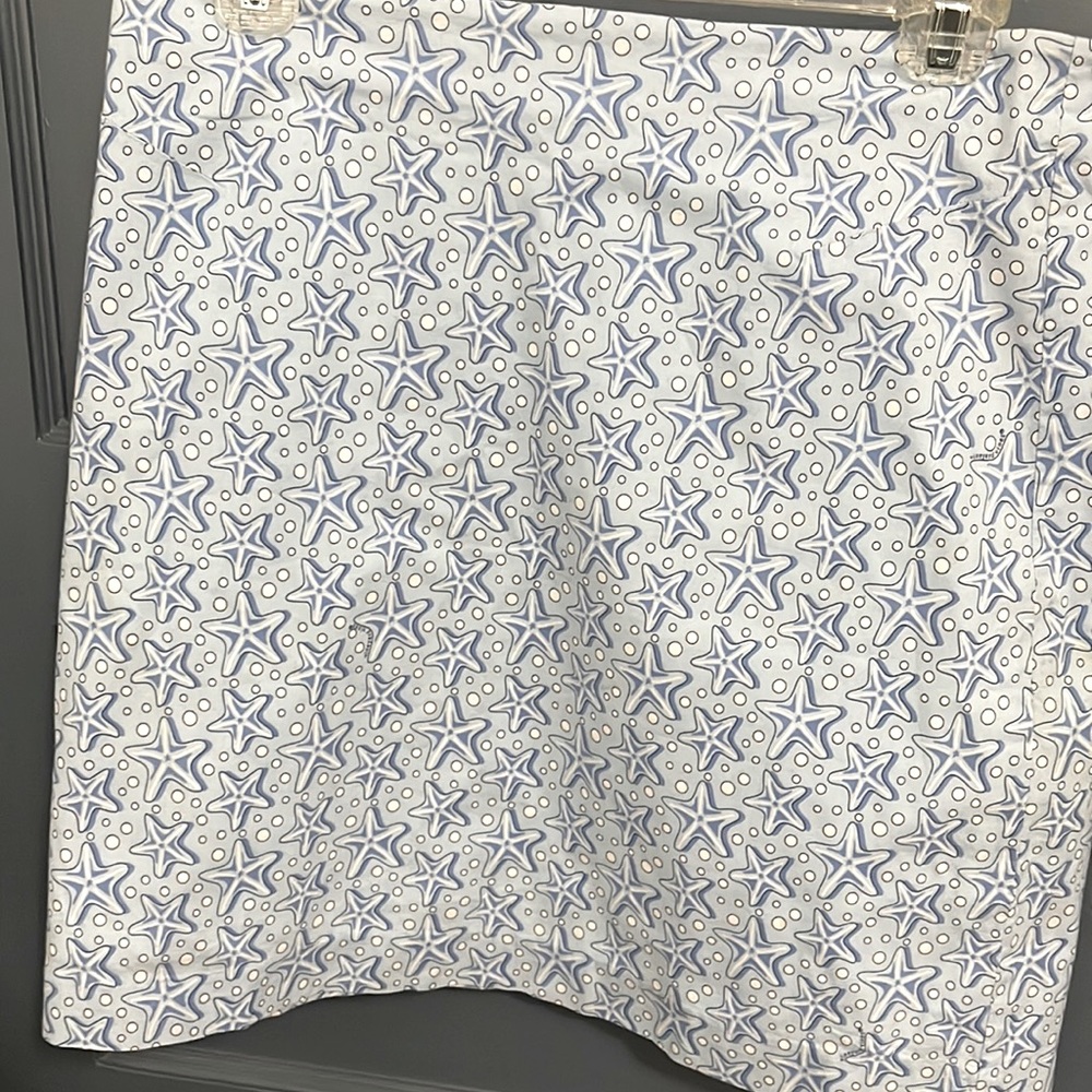 Vineyard vines 96%cotton4%spandex skirt. Blue/white starfish like new condition.